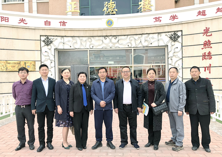 2018年3月27日，南昌市教育局黨委書記、局長謝為民蒞臨北京昌平臨川育人學(xué)校（簡稱北京臨川學(xué)校）考察交流。.jpg