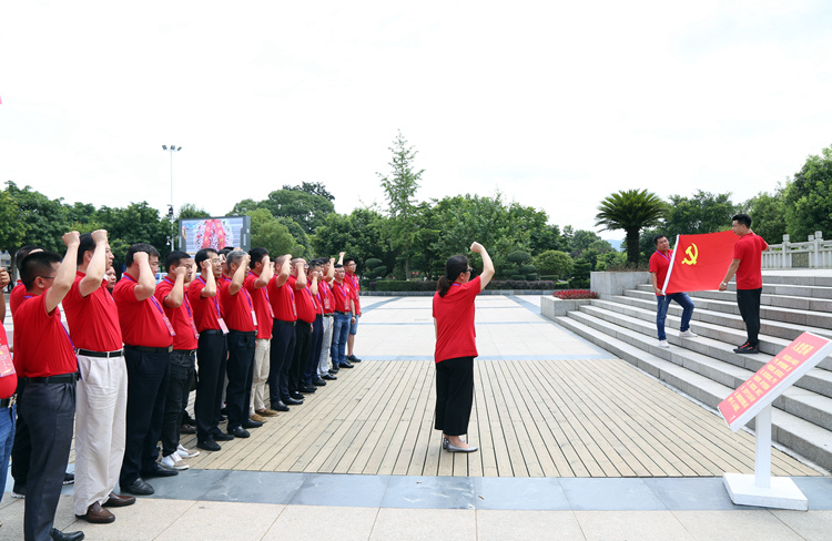 在中央紅軍長征出發(fā)紀(jì)念碑前重溫入黨誓詞.JPG