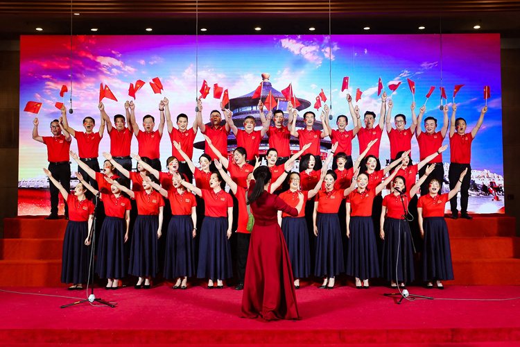 北京江西企業(yè)商會成員合唱《幸福中國一起走》.jpg