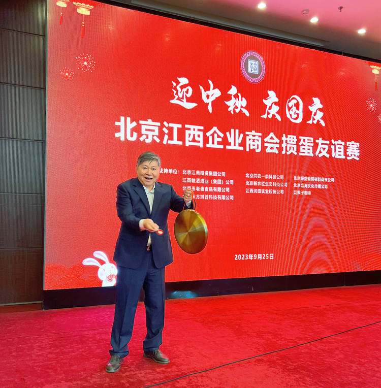 劉經(jīng)綸會(huì)長(zhǎng)為摜蛋友誼賽鳴鑼開(kāi)賽.jpg